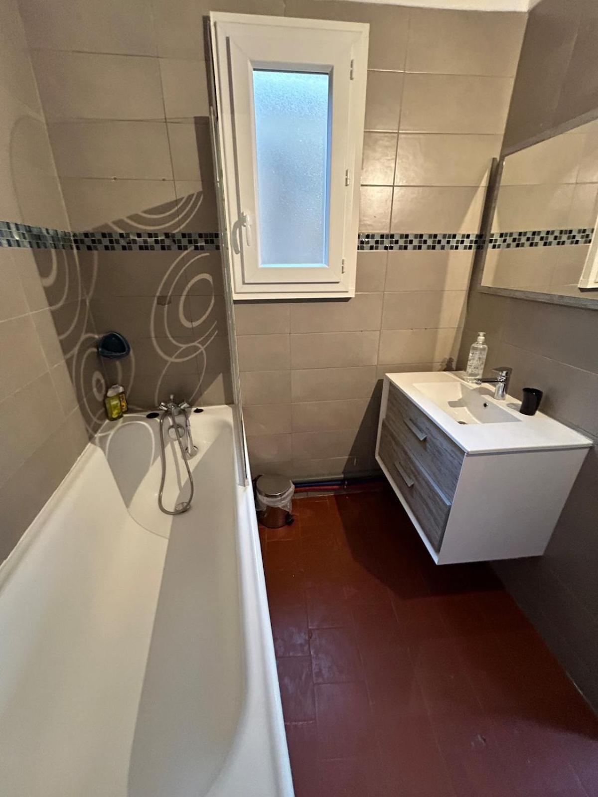 Grand Appartement De 100M2 -Allee Paul Riquet Beziers - 4Chambres - Wifi- Tv Connectee Exteriör bild